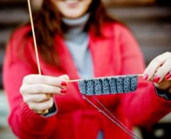 girl-knitting
